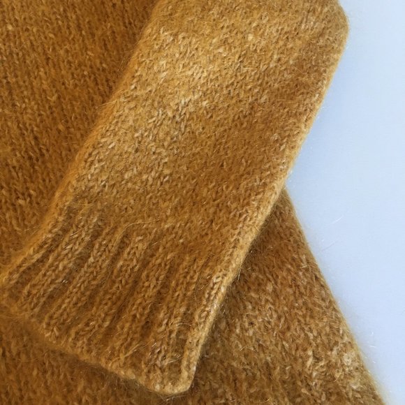 Cropped Valentino Sweater - Picture 3 of 9